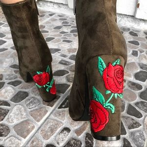 Beautiful brand new olive suede booties !